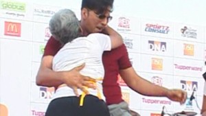 Video - Akshay Kumar's Crazy Dance with Old Woman