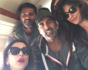 Akshay Kumar goes LIVE to reach his fans on his way to San Francisco