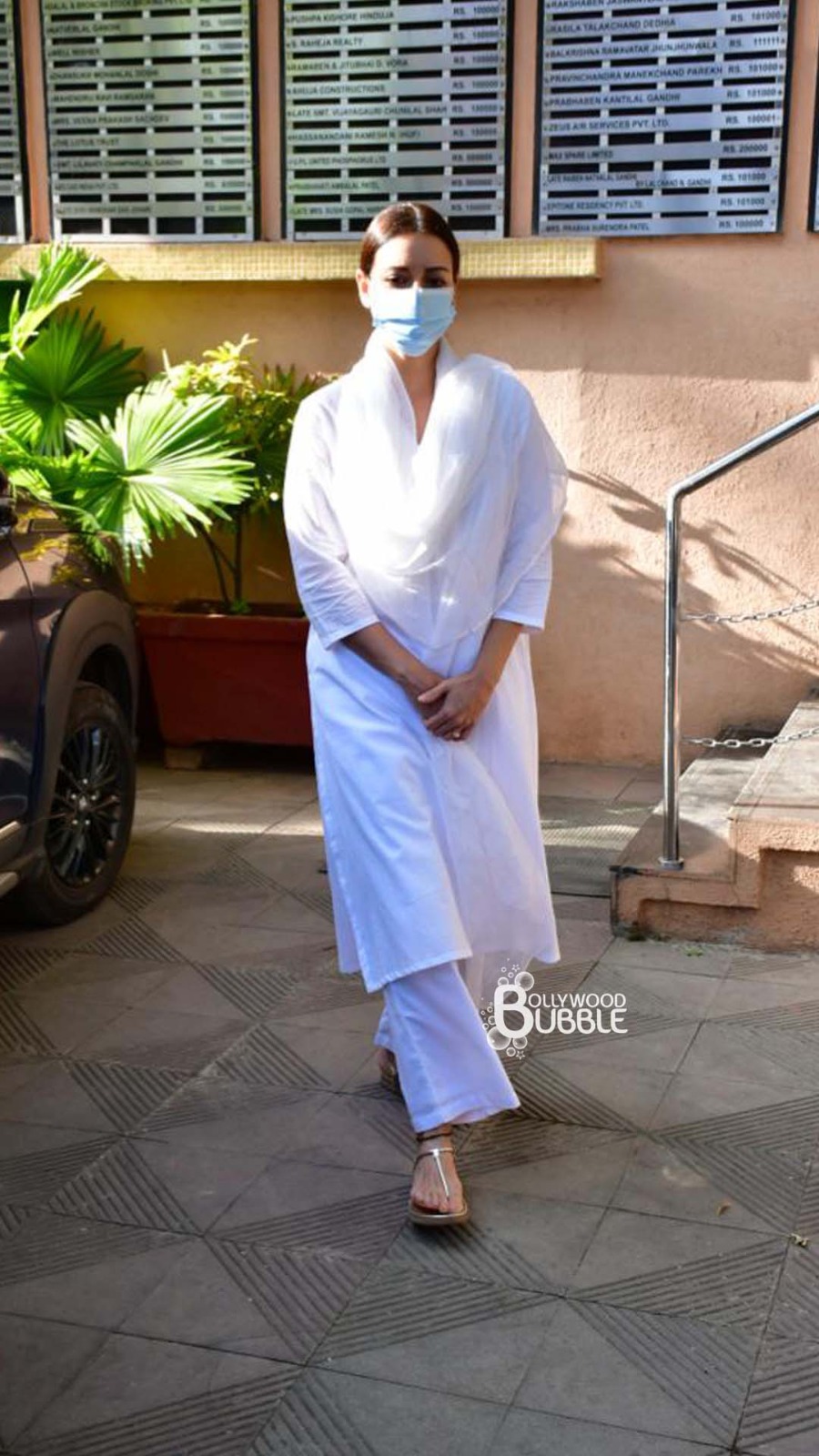 Dia-Mirza-attends-Pradeep-Sarkars-funeral-in-the-city