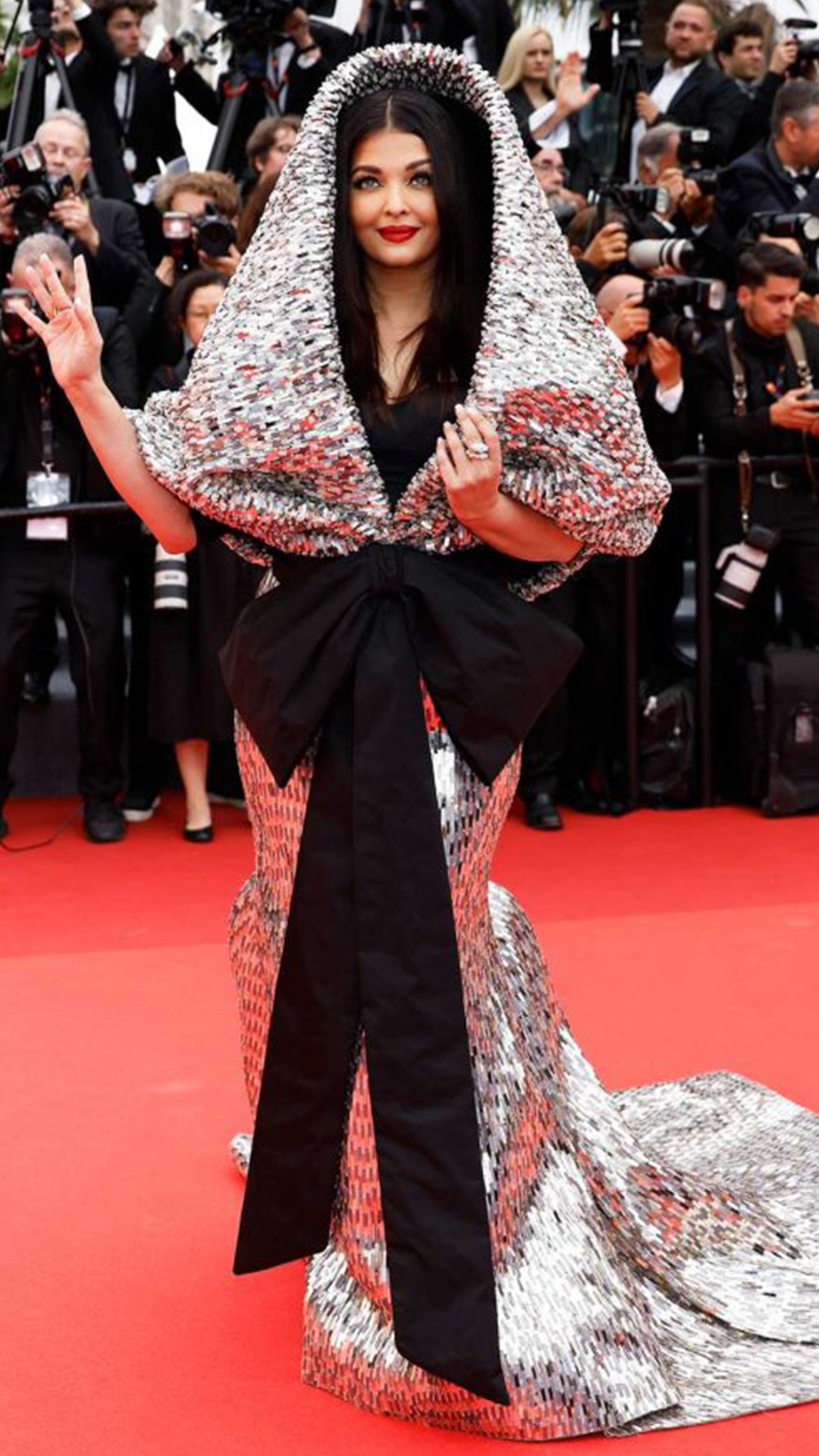 Aishwarya Rai Wore a Cinderella Dress on the Cannes Red Carpet | Cinderella  dresses, Gowns, Stunning dresses