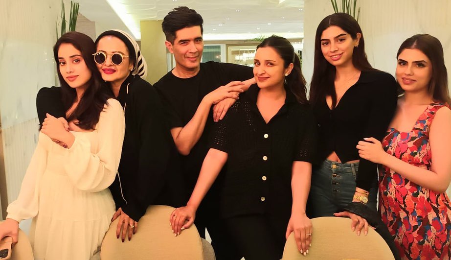 Manish Malhotra poses with Bollywoods renowned actresses