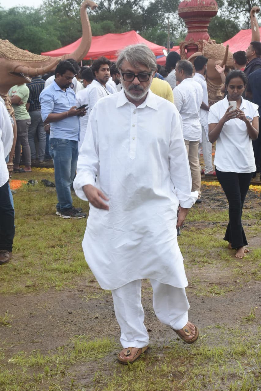 Sanjay-Leela-Bhansali-at-Nitin-Desais-funeral