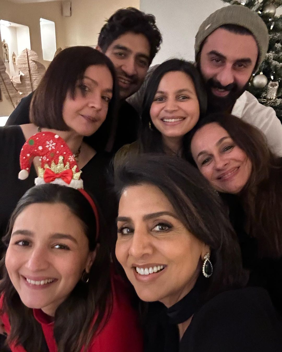 Neetu Kapoor with family
